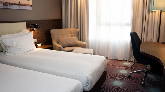 dos camas individuales separadas en la habitaci&oacute;n twin est&aacute;ndar del OSKO Hotel Toulouse-Blagnac