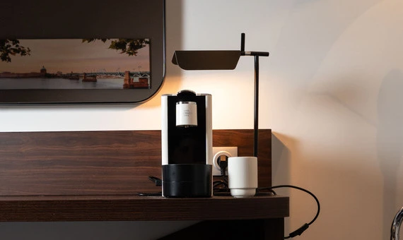 cafetera y bandeja de cortesía en la habitación doble premium del OSKO Hotel Toulouse-Blagnac