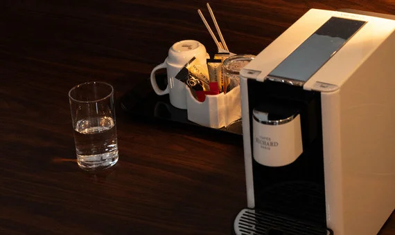 cafetera y snacks en la habitación doble premium del OSKO Hotel Toulouse-Blagnac