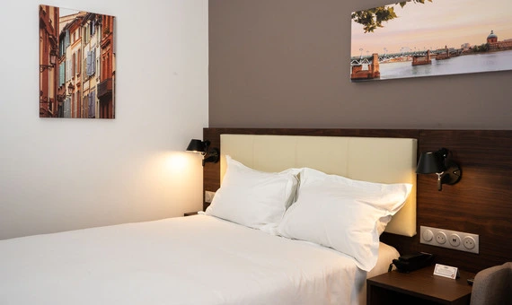 gran cama doble de la habitación premium en el OSKO Hotel Toulouse-Blagnac