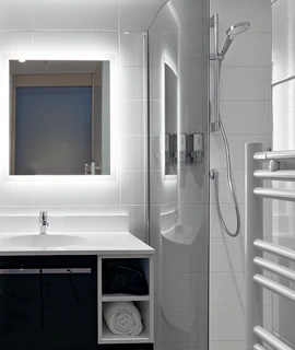 ducha cómoda y espaciosa en una habitación del OSKO Hotel Toulouse-Blagnac