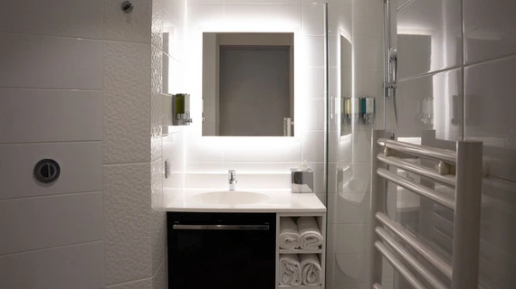 ducha moderna a ras de suelo en la habitaci&oacute;n del OSKO Hotel Toulouse-Blagnac