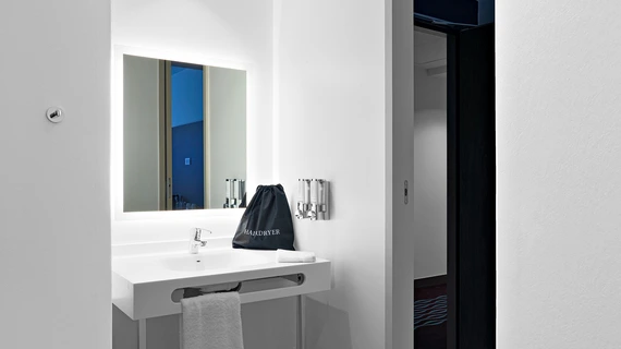 gran ducha moderna en el ba&ntilde;o del OSKO Hotel Toulouse-Blagnac