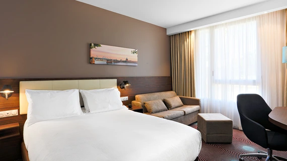 habitación doble estándar con sofá cama en el OSKO Hotel cerca del aeropuerto Toulouse-Blagnac