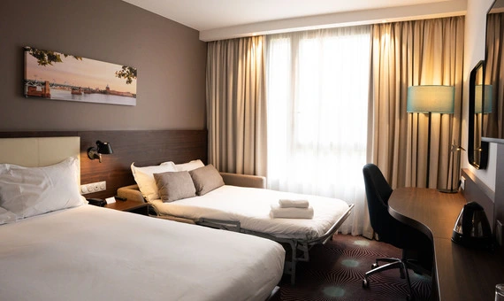 sof&aacute;-cama abierto en la habitaci&oacute;n doble est&aacute;ndar del OSKO Hotel Toulouse-Blagnac