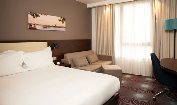 sof&aacute;-cama cerrado en la habitaci&oacute;n doble est&aacute;ndar del OSKO Hotel Toulouse-Blagnac