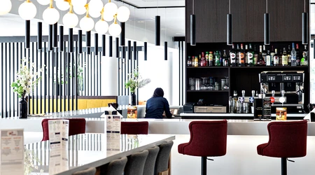bar lounge del OSKO Hotel con sillones confortables cerca del aeropuerto Toulouse-Blagnac