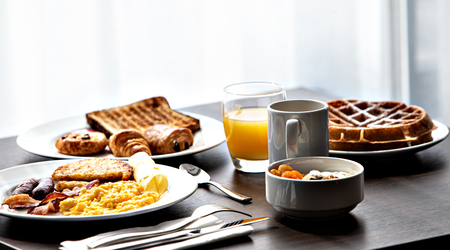 buffet desayuno con bebidas calientes y bollería en el OSKO Hotel Toulouse-Blagnac