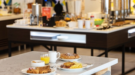 desayuno buffet con productos frescos y locales en el OSKO Hotel cerca del aeropuerto de Toulouse
