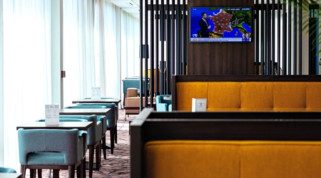 sala del restaurante acogedora y cálida en el OSKO Hotel Toulouse-Blagnac