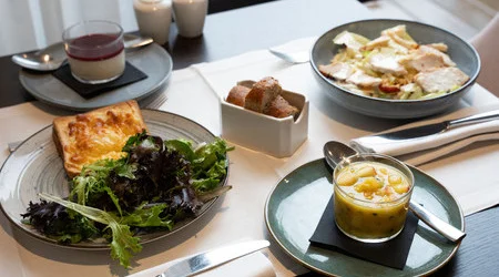 croque-monsieur caliente con ensalada servido en snack 24h en el OSKO Hotel Toulouse-Blagnac