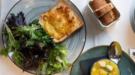 snack saludable con ensalada y verduras frescas en el OSKO Hotel cerca del aeropuerto Toulouse-Blagnac